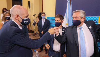 Cruce. Larreta saludó con puño al mandatario al final del acto.