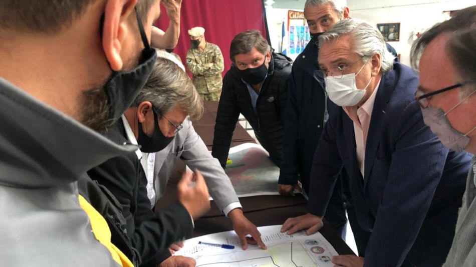 Alberto Fernández, en el cuartel de operaciones montado por los incendios en el sur.