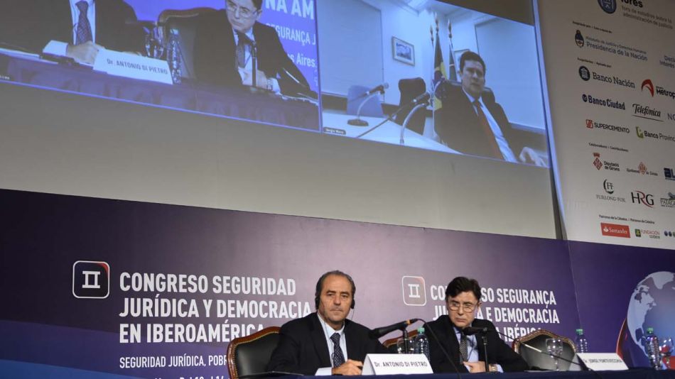 El doctor Antonio Di Pietro, junto a Jorge Fontevecchia en el Segundo Congreso de Seguridad Jurídica en Iberoamérica.