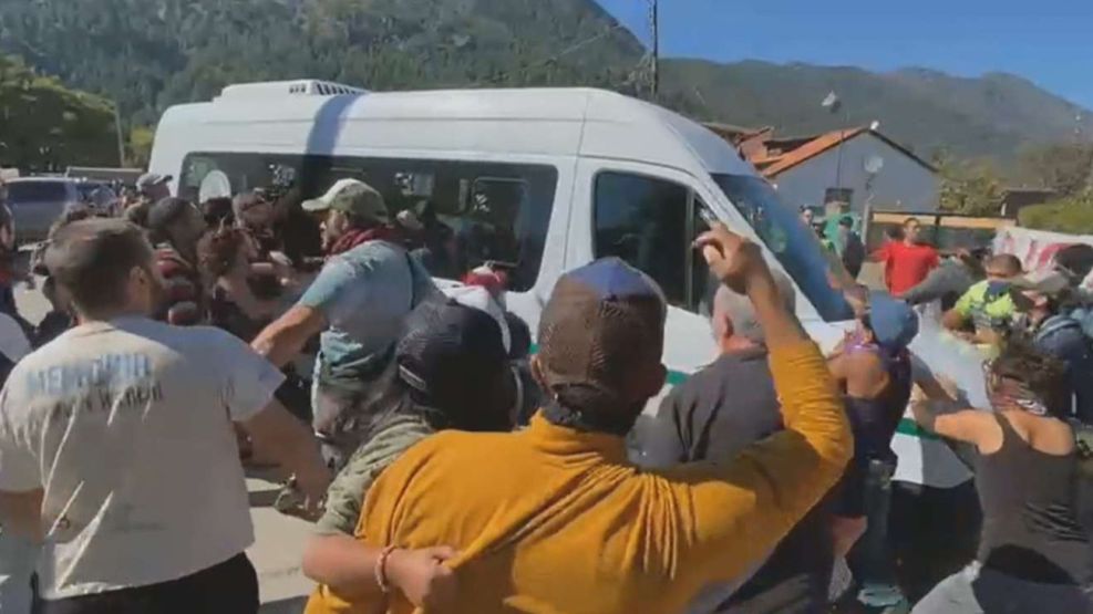 Manifestantes enfrentados con Arcioni rompieron un vidrio de la camioneta que trasladaba al presidente Alberto Fernandez en Lago Puelo.