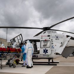 El personal médico utiliza una camilla para transportar desde un helicóptero médico SAMU a un paciente evacuado de otro hospital, en el CHU -Hospital Universitario- en Angers, en medio del brote del Covid-19 provocado por el nuevo Coronavirus. | Foto:Loic Venance / AFP