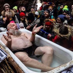 Esta foto muestra al artista Sergei Pakhomov actuando dentro de una estructura de madera 'Corona Tower' durante las celebraciones de Maslenitsa, el carnaval eslavo oriental en el pueblo de Nikola-Lenivets. - Shrovetide o Maslenitsa es una antigua ceremonia de despedida del invierno, tradicionalmente celebrada en Bielorrusia, Rusia y Ucrania e implica la quema de una gran efigie. | Foto:Dimitar Dilkoff / AFP