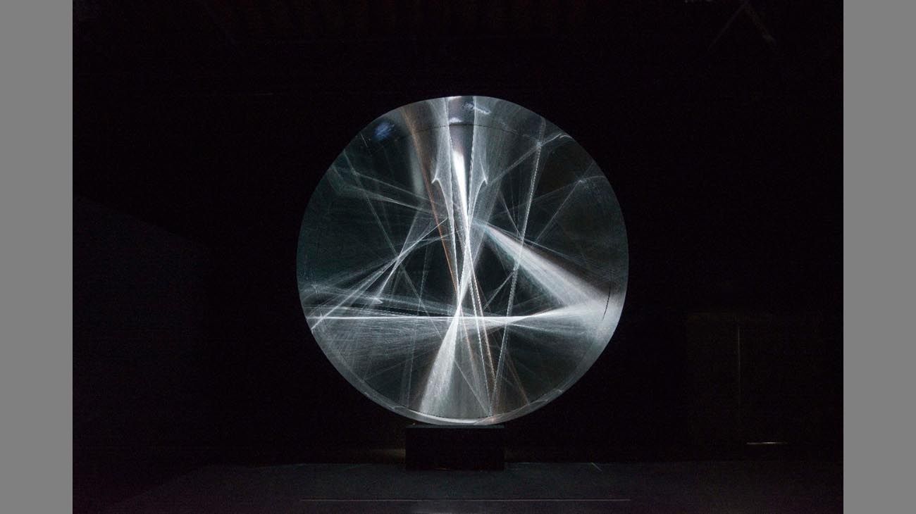 "Continuel lumière cylindre", 1962; metal, luz, madera, motor eléctrico y plástico (252 cm de diámetro x 37.5 cm de profundidad; proyector 41.5 x 30.5 x 36 cm), de Julio Le Parc.