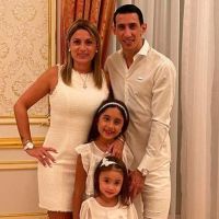 Ángel Di María con su esposa e hijas