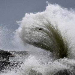 Fuertes vientos y olas altas azotaron la costa en Plobannalec-Lesconil, en el oeste de Francia. | Foto:Fred Tanneau / AFP