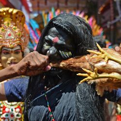 Los devotos vestidos como diosas hindúes actúan mientras participan en una procesión religiosa como parte del festival Maha Shivaratri en Chennai. | Foto:Arun Sankar / AFP