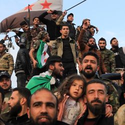 Combatientes sirios respaldados por Turquía posan juntos para una foto de grupo con banderas de la oposición siria en la ciudad de Tal Abyad, controlada por los rebeldes, en la provincia de Raqa, en el norte de Siria, cuando se cumplen diez años desde las protestas antigubernamentales en todo el país. que desató la devastadora guerra civil del país. | Foto:Bakr Alkasem / AFP