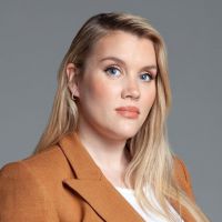 Conocé a Emerald Fennell, la directora nominada al Oscar que interpretó a Camila Parker en The Crown