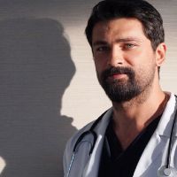 Quién es Onur Tuna, el actor con "ojos deslumbrantes" de Doctor Milagro