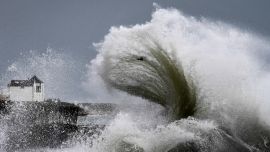 Fuertes vientos y olas altas azotaron la costa en Plobannalec-Lesconil, en el oeste de Francia.