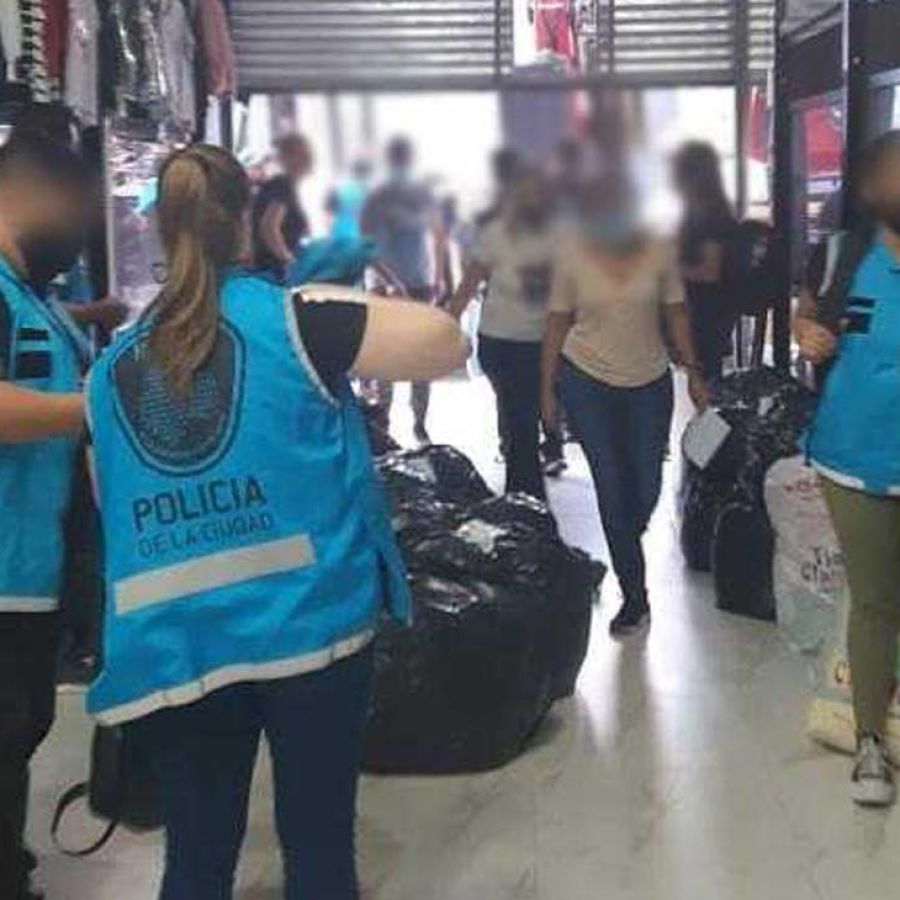 En tres allanamientos decomisaron unas 14 mil prendas con marcas truchas |  Perfil