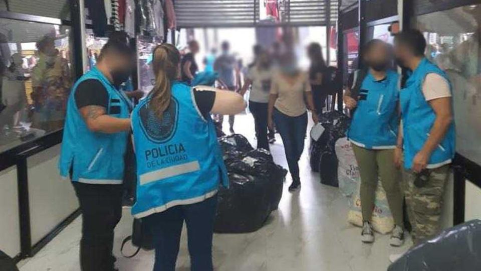 Allanamientos en galerías de venta de ropa apócrifa en zona de Avda Avellaneda 20210316