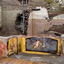 Los mostradores de este termopolio, una taberna de Pompeya, están decorados con frescos que se conservaron en un estado casi increíble. Foto: Luigi Spina/Archaeological Park of Pompeii/dpa 