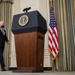 El presidente de los Estados Unidos, Joe Biden, llega para pronunciar un discurso en el Comedor Estatal de la Casa Blanca en Washington, DC. | Foto:Drew Angerer / Getty Images / AFP