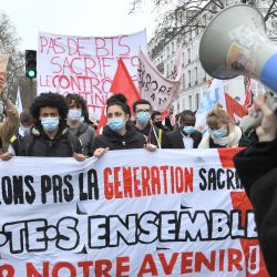 Los manifestantes sostienen una pancarta que dice 'No seremos la generación sacrificada, juntos por nuestro futuro' durante una manifestación de jóvenes contra la precariedad de los estudiantes, acentuada por el Covid-19, en París. | Foto:Bertrand Guay / AFP