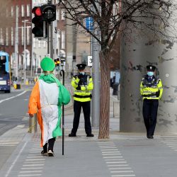 Los oficiales de policía de la Garda irlandesa están de servicio en las calles casi desiertas el día de San Patricio en Dublín, ya que las celebraciones oficiales del Día de San Patricio se cancelaron por segundo año consecutivo debido a la pandemia de coronavirus. | Foto:Paul Faith / AFP