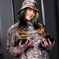 Billie Eilish se despidió del verde y se hizo un espectacular cambió el look