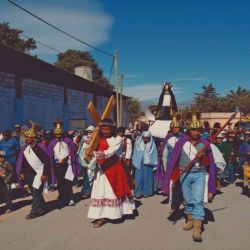 Coloridas procesiones en la Quebrada de Humahuaca, un clásico en los pueblos jujeños.