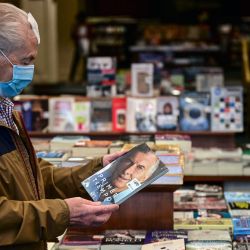 Un hombre mira el libro “Primer Tiempo” del expresidente Mauricio Macri en la librería El Ateneo, en Buenos Aires, en su primer día de venta. | Foto:Ronaldo Schemidt / AFP