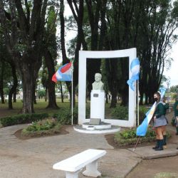 Una plaza gualeya recuerda a su fundador, Tomás de Rocamora. 