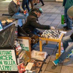 El vendedor de periódicos para personas sin hogar Jan (izquierda), también conocido por su nombre Rock'n'Roll Lemmy, juega una ronda de ajedrez con un transeúnte en la calle comercial Mariahilfer Strasse en Viena, Austria. | Foto:Joe Klamar / AFP