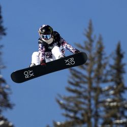 Chloe Kim de los Estados Unidos compite en la calificación de halfpipe de snowboard femenino durante el día 1 de la Copa del Mundo del Grand Prix de Land Rover de Estados Unidos en Buttermilk Ski Resort en Aspen, Colorado. | Foto:Sean M. Haffey / Getty Images / AFP 