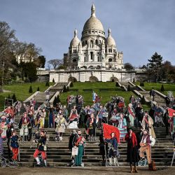 Las siluetas de los comuneros y las comunas creadas por el artista Dugudus se presentan frente a la basílica del Sacré Coeur en París, para conmemorar los 150 años de la Comuna de París. | Foto:Anne-Christine Poujoulat / AFP
