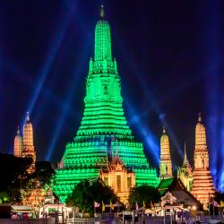 La estupa del templo budista Wat Arun (Templo del Amanecer) se ilumina en verde para conmemorar el Día de San Patricio en Bangkok. | Foto:Mladen Antonov / AFP