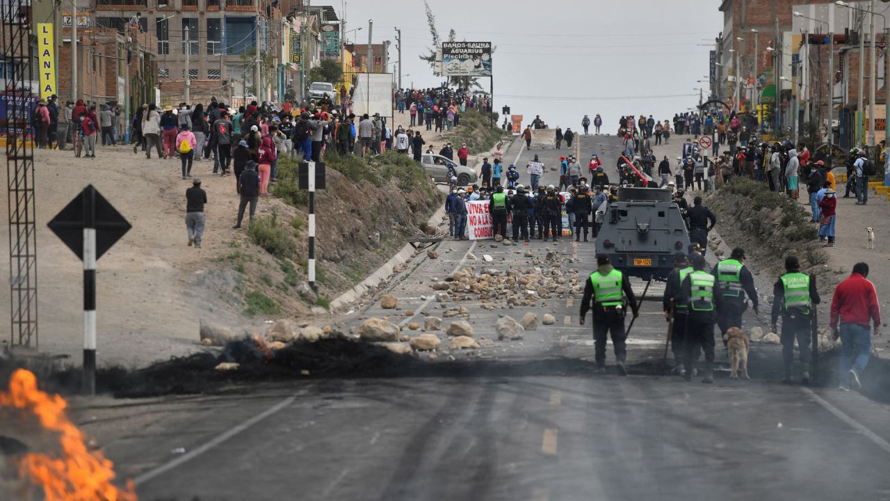 Vista de un bloqueo en la vía que une las ciudades serranas de Puno y Arequipa luego de enfrentamientos con la Policía Nacional durante un paro de transportistas a nivel nacional contra el aumento del costo del combustible. | Foto:Diego Ramos / AFP