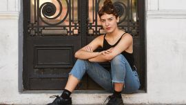 Asegura que le aburren los personajes políticos y solo toma partido por luchas que le parecen valen la pena, como el feminismo.