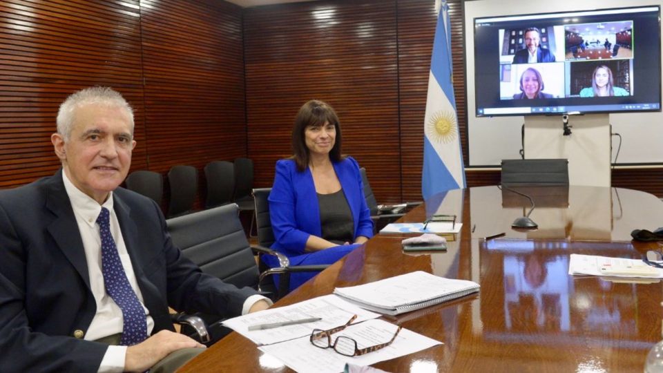 Rosario Lufrano y Eliseo Álvarez, en la sala de reuniones de la TVP