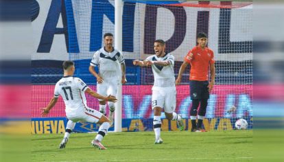 Puntero. En un partido discreto, Vélez convirtió cuando faltaban diez minutos y lo celebra.