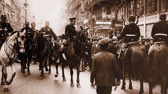 Momentos. Del golpe del 30 al del 76, pasando por la inclusión popular cargada de adulonería grotestca.