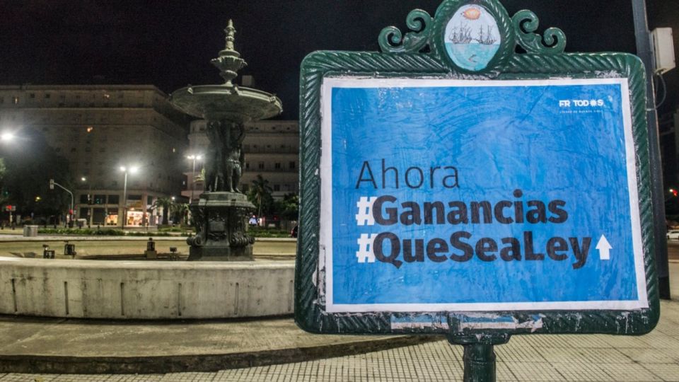 Carteles reclamando que se apruebe el nuevo proyecto de Ganancias que impulsa Sergio Massa.