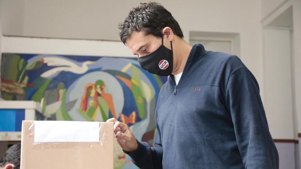 Maximiliano Abad, votando en una escuela de Mar del Plata.