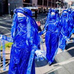 Activistas de Blue Rebels de Extinction Rebellion actúan durante una manifestación climática con motivo del Día Mundial del Agua. | Foto:Christoph Soeder / DPA