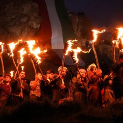 Hombres kurdos iraquíes sostienen antorchas de fuego durante las celebraciones de Nowruz, el año nuevo persa. El año nuevo persa o el año nuevo kurdo es una antigua tradición zoroástrica celebrada por iraníes y kurdos el en marzo de cada año y coincide con el equinoccio de primavera. | Foto:Ismael Adnan / DPA