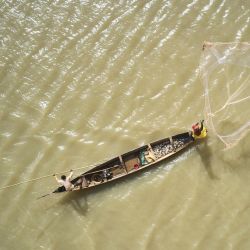 Una vista aérea muestra a un pescador en una piragua en el río Bani en Mopti. - Representando una de las principales fuentes económicas del país, la pesca se ve hoy amenazada por los cambios climáticos, la pesca no selectiva y los grupos armados presentes en las zonas rurales de Malí central. | Foto:Michele Cattani / AFP