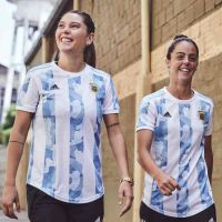 Leo Messi y Paulo Dybala ya visten la nueva camiseta de la Selección Argentina