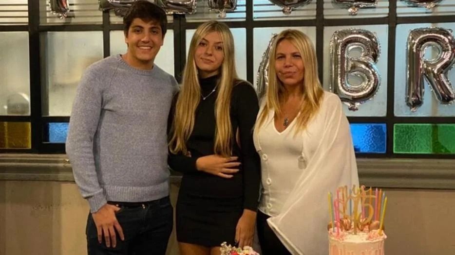 Abril Calvo, la hija de Carlín y Carina Gallucci, celebró sus 15 años