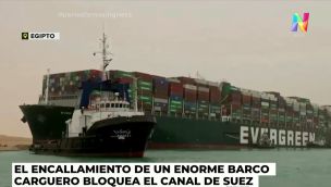 Barco encallado en el Canal de Suez