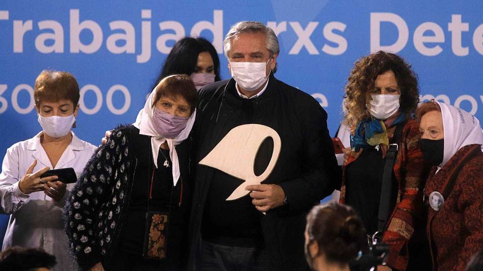Alberto Fernández junto a Taty Almeyda en el acto por el Día de la Memoria en la ESMA