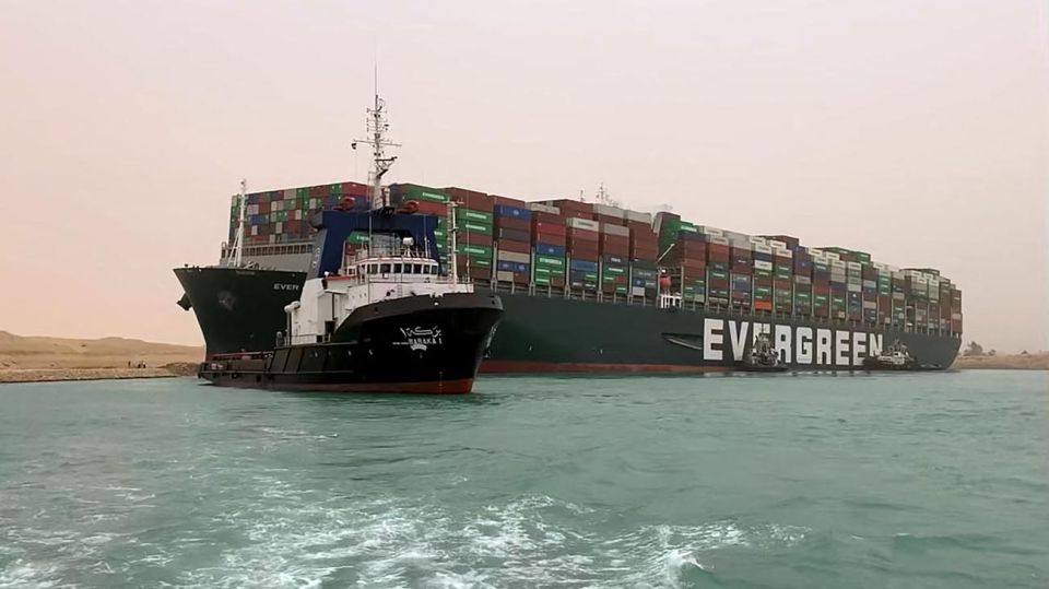 Buque encallado en el Canal de Suez 20210325