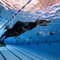 El apneista francés Arthur Guerin-Boeri, de 37 años, entrena en una piscina en Montreuil (este de París). | Foto:Olivier Morin / AFP