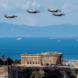 Los aviones F4 de la Fuerza Aérea Griega sobrevuelan el Partenón en Atenas, mientras Grecia celebra su 200 aniversario de la revolución de 1821 y la guerra de independencia. | Foto:Angelos Tzortzinis / AFP