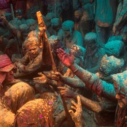 Los devotos hindúes participan en una reunión tradicional durante las celebraciones de Lathmar Holi, el festival de colores de primavera en un templo en la aldea Barsana del estado de Uttar Pradesh en India. | Foto:Xavier Galiana / AFP