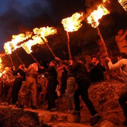 Irak, Akre: hombres kurdos iraquíes sostienen antorchas de fuego durante las celebraciones de Nowruz, el año nuevo persa. El año nuevo persa o el año nuevo kurdo es una antigua tradición zoroástrica celebrada por iraníes y kurdos en marzo de cada año y coincide con el equinoccio de primavera. | Foto:Ismael Adnan / DPA