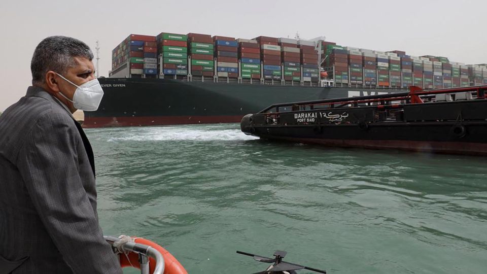 Buque encallado en el Canal de Suez 20210325