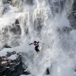 El esquiador sueco Kristofer Turdell compite para ganar la clasificación general de esquí masculino durante la final del Verbier Xtreme Freeride World Tour en la montaña Bec de Rosses sobre la estación de Verbier en los Alpes suizos. | Foto:Fabrice Coffrini / AFP