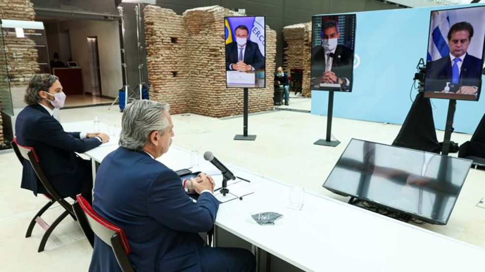 Cruce entre Alberto Fernández y Luis Lacalle Pou.